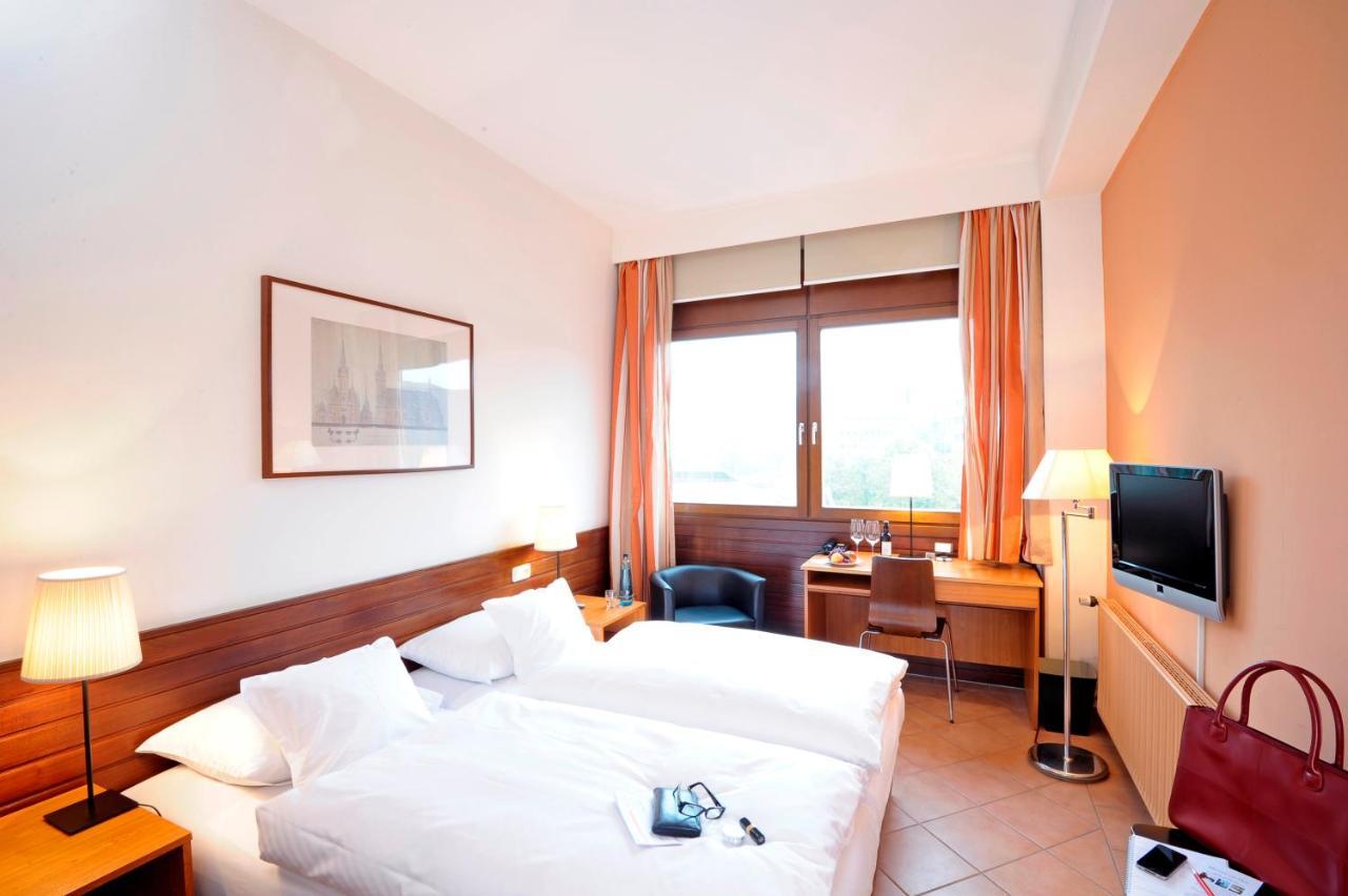 Doppelzimmer mit Straßenblick