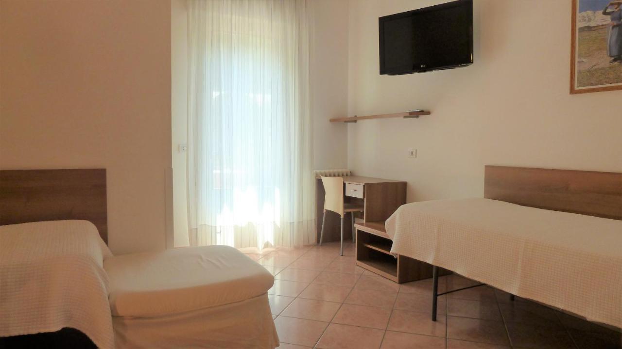 Zweibettzimmer mit Balkon und Bergblick