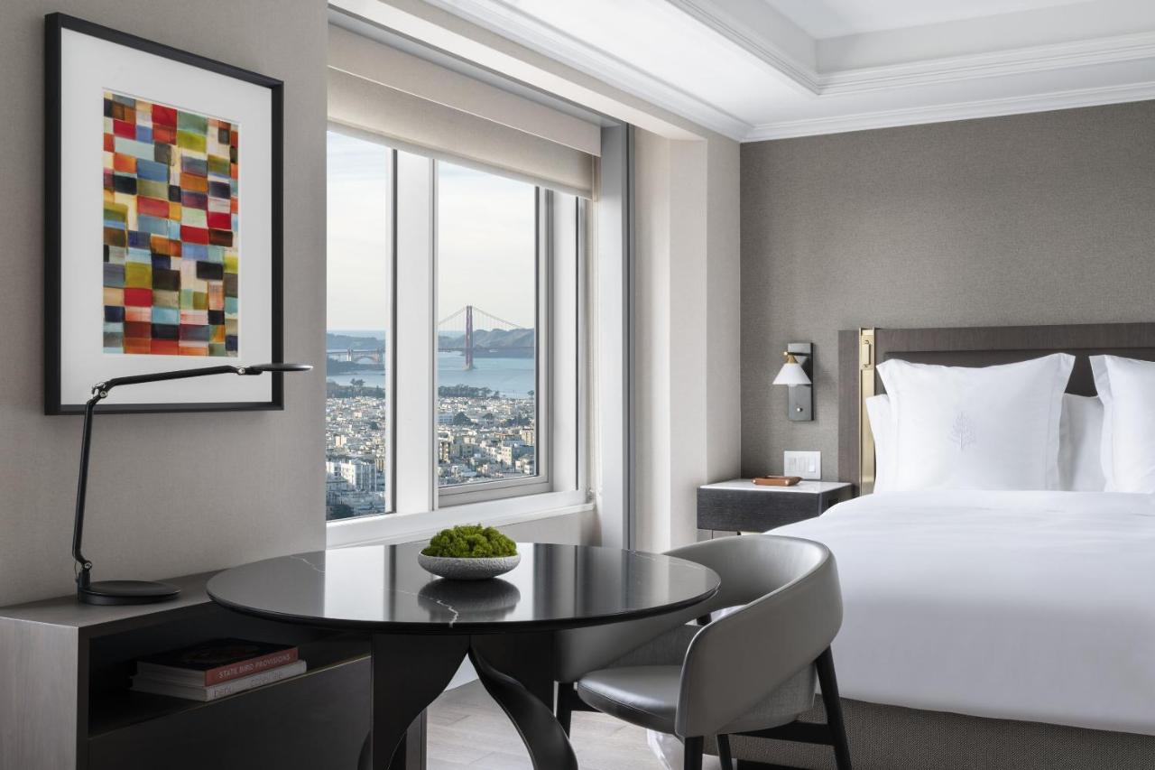 Premier Zimmer mit Kingsize-Bett und Blick auf die Brücke