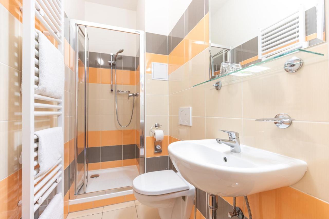 Zweibettzimmer mit eigenem Bad