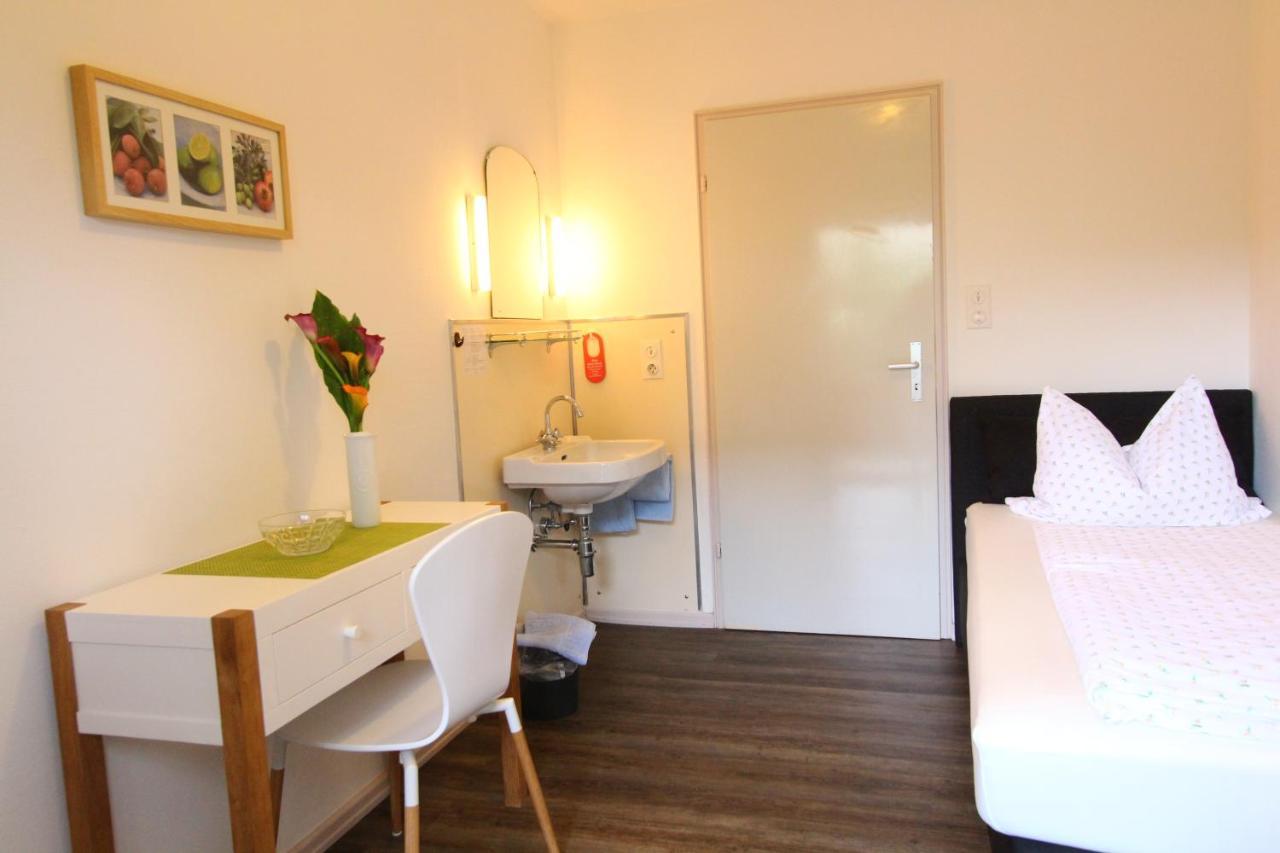 Einzelzimmer mit Gemeinschaftsbad und Balkon