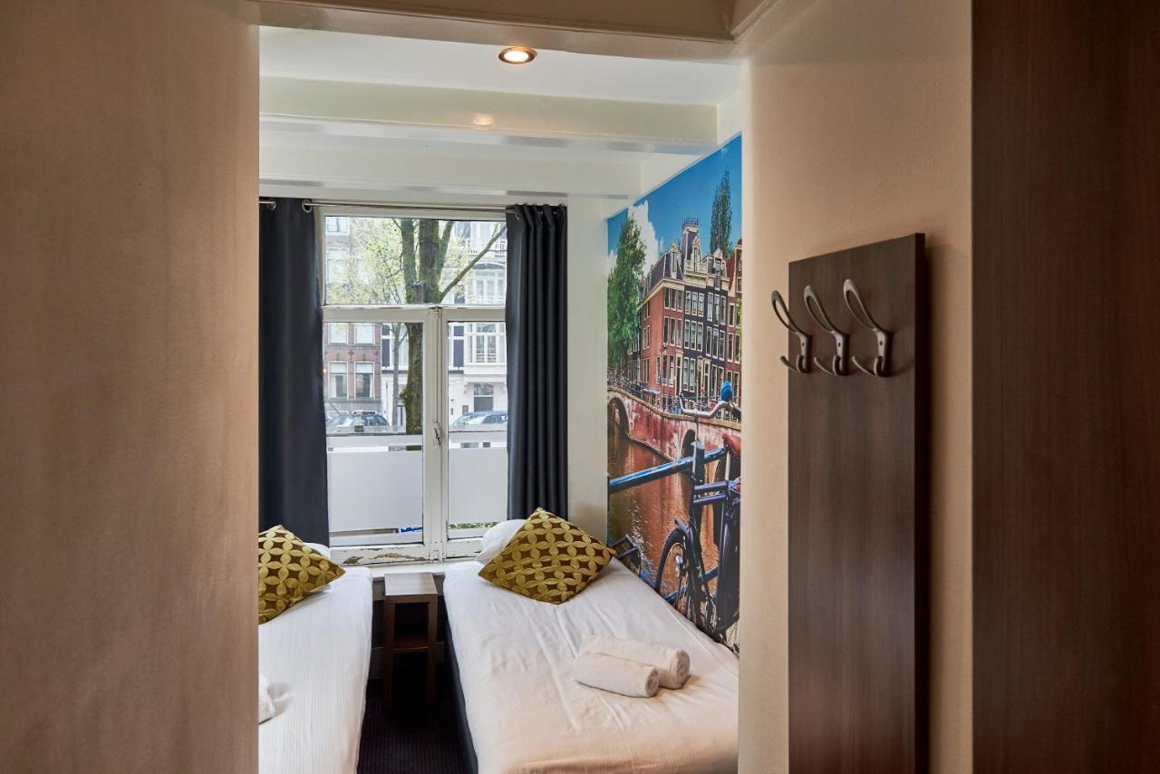 In diesem einfachen Zweibettzimmer nutzen Sie ein Gemeinschaftsbad.