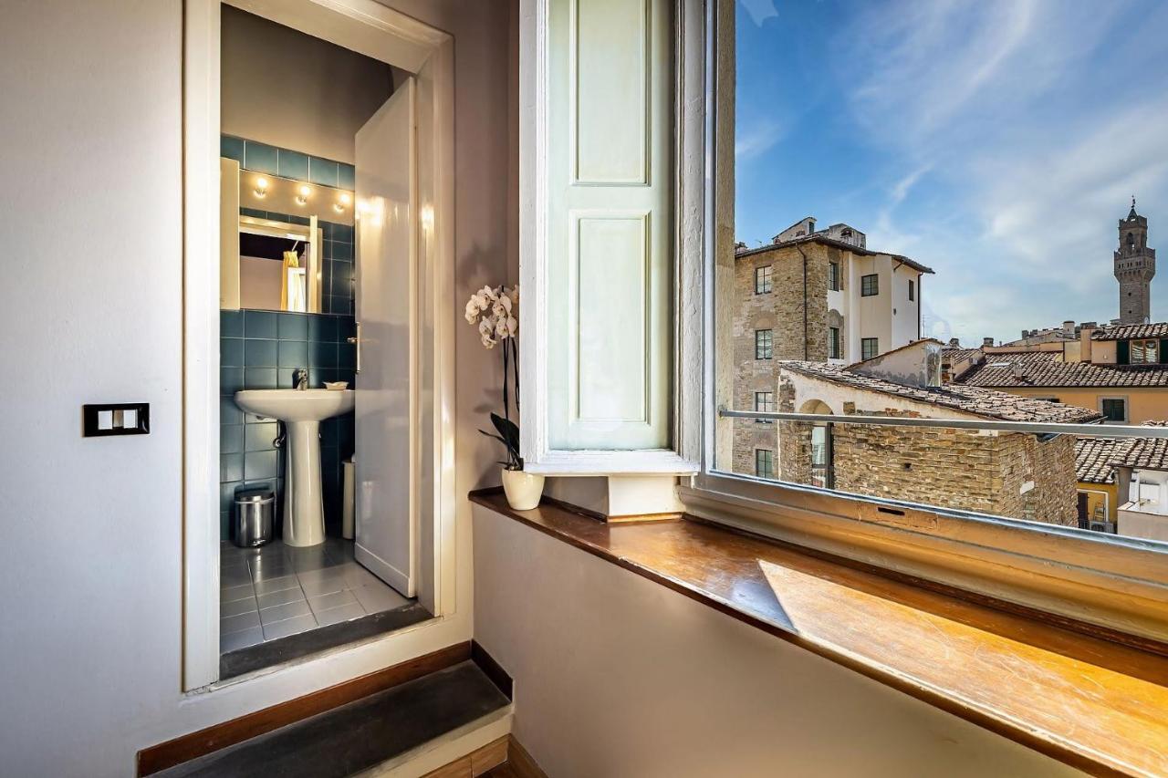 Das Deluxe Doppel- oder Zweibettzimmer erwartet Sie mit Stadtblick