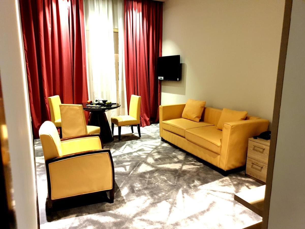 Executive Suite,1025859328:JPEG