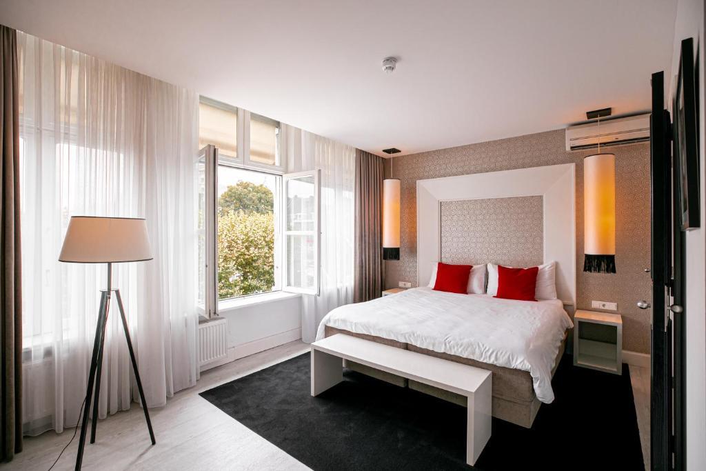 Zimmer mit Kingsize-Bett und Stadtblick