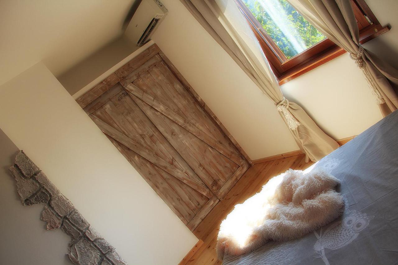 Zimmer mit Kingsize-Bett