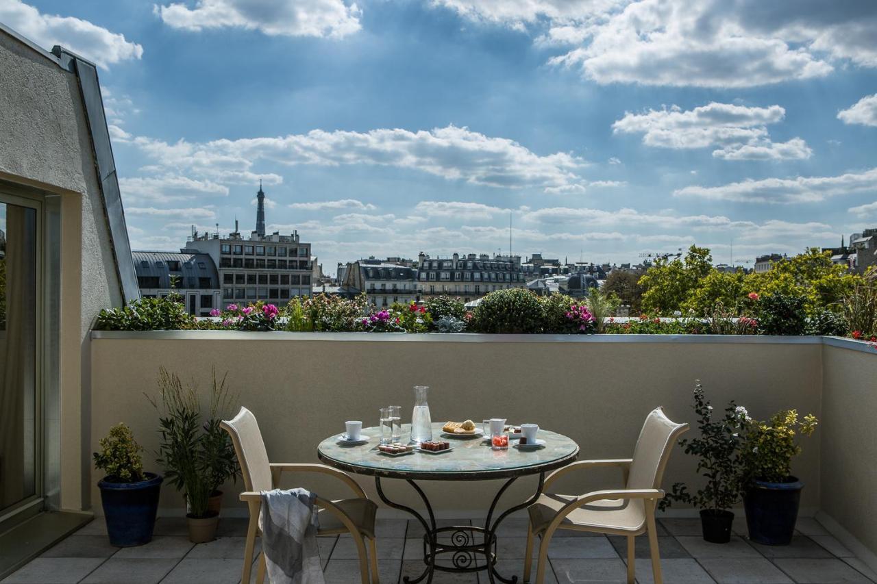 Junior Suite mit Terrasse und Blick auf den Eiffelturm