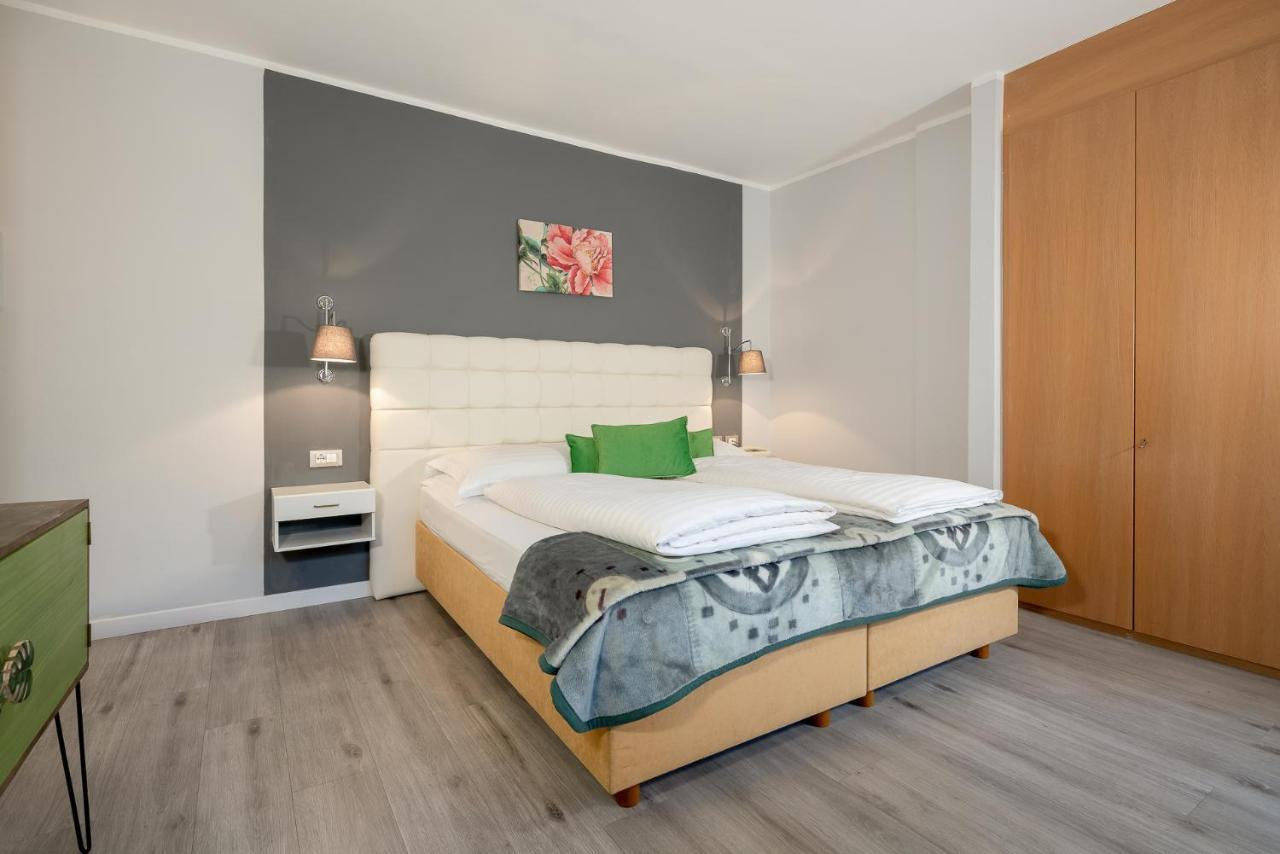 Comfort Doppelzimmer mit Straßenblick.