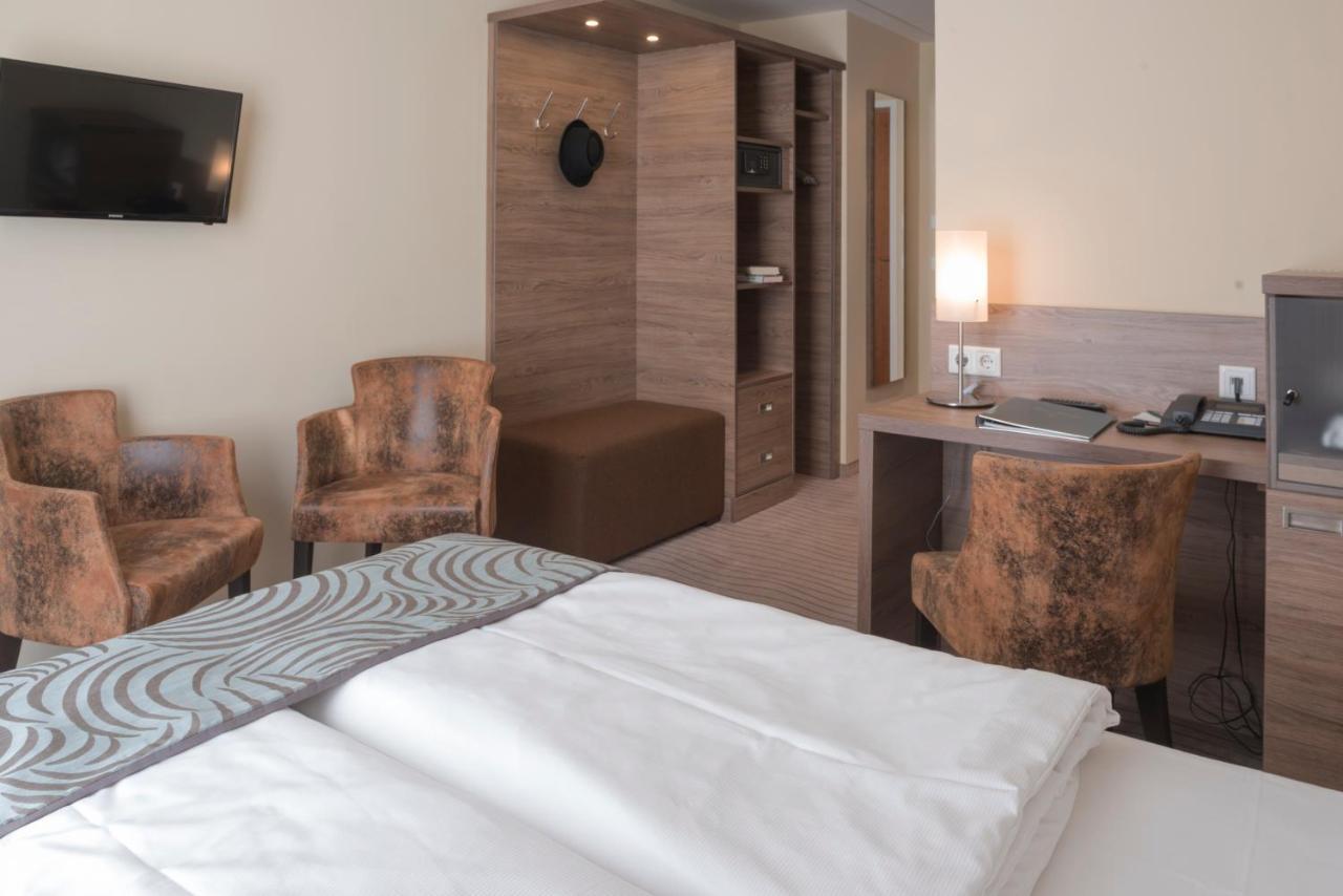 Kleines Zimmer mit Queensize-Bett und Klimaanlage