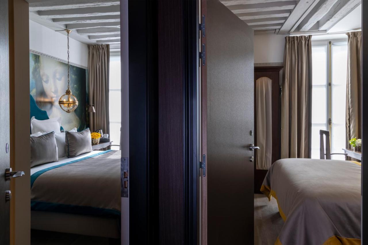 Zimmer mit Verbindungstür und Zugang zum Spa