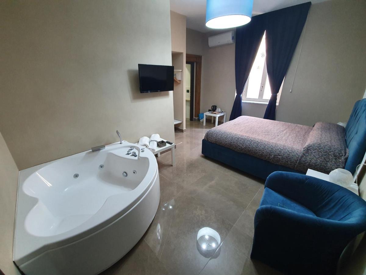Zimmer mit Queensize-Bett und Whirlpool-Badewanne