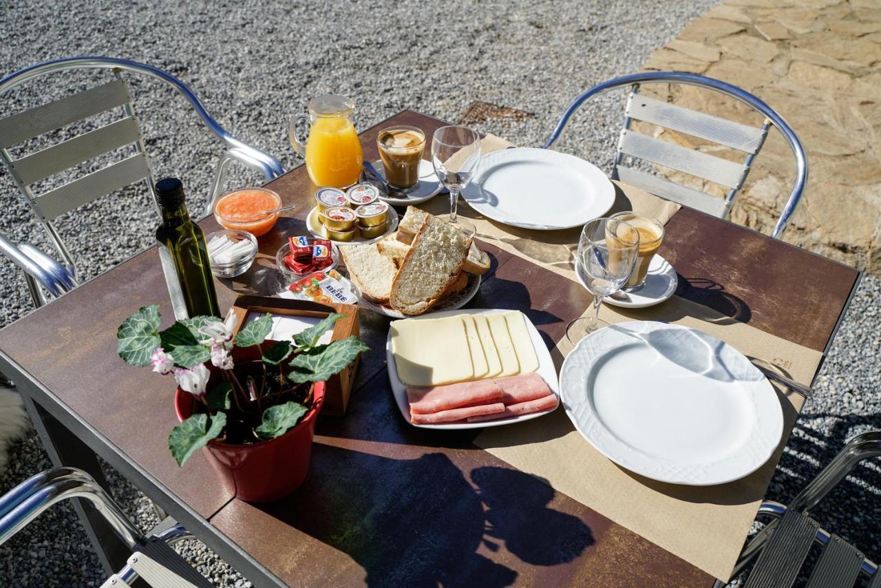 Zimmer mit Queensize-Bett und Balkon