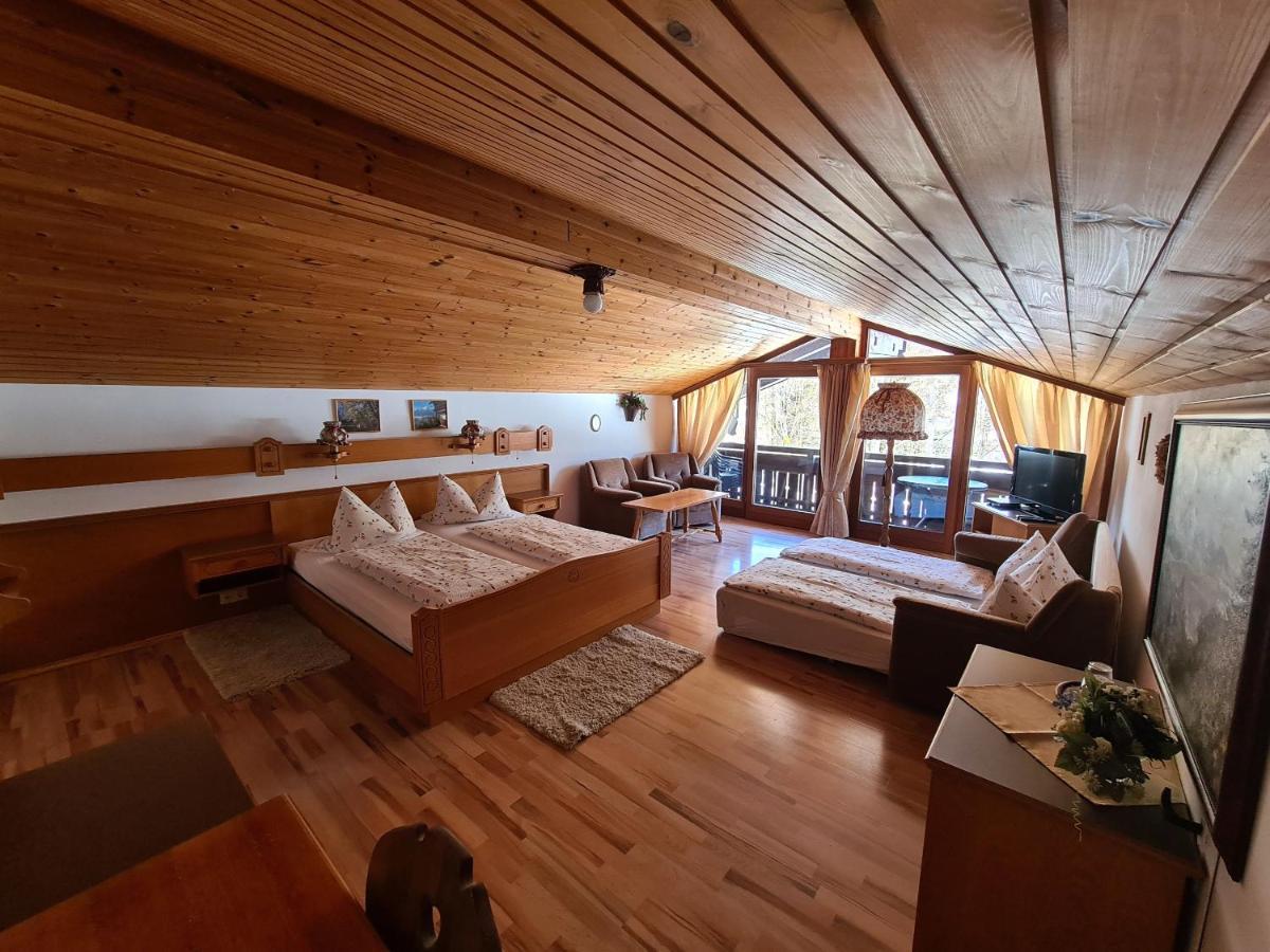 Vierbettzimmer mit Balkon