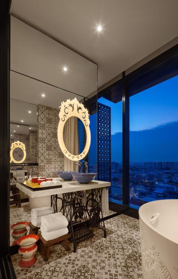 Standard Zimmer mit 1 Kingsize-Bett, Badewanne und Blick auf das Heritage