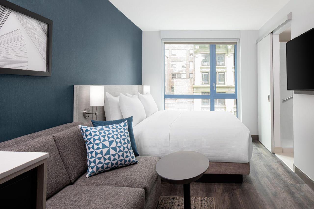 Zimmer mit Kingsize-Bett und Schlafsofa