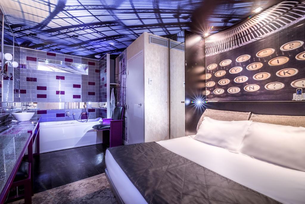 Doppelzimmer mit Balneo-Farbtherapie-Badewanne