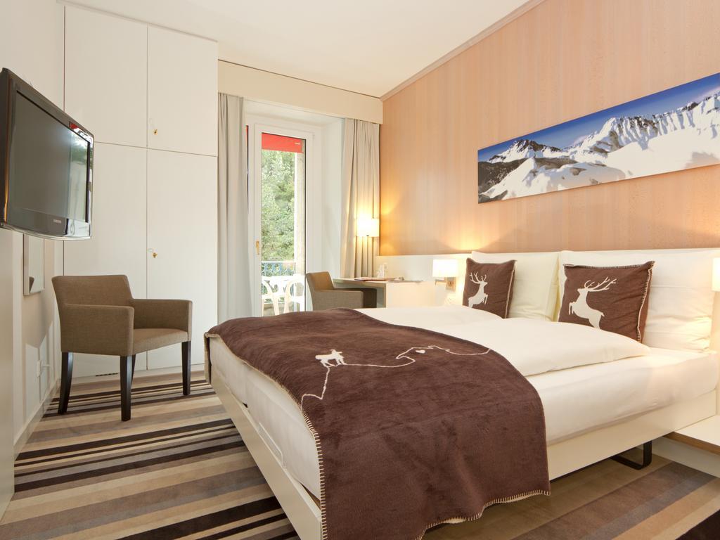 Doppel-/Zweibettzimmer mit Balkon