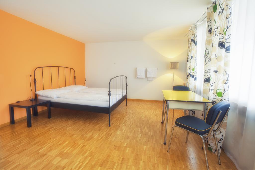 Doppelzimmer mit Balkon und Gemeinschaftsbad