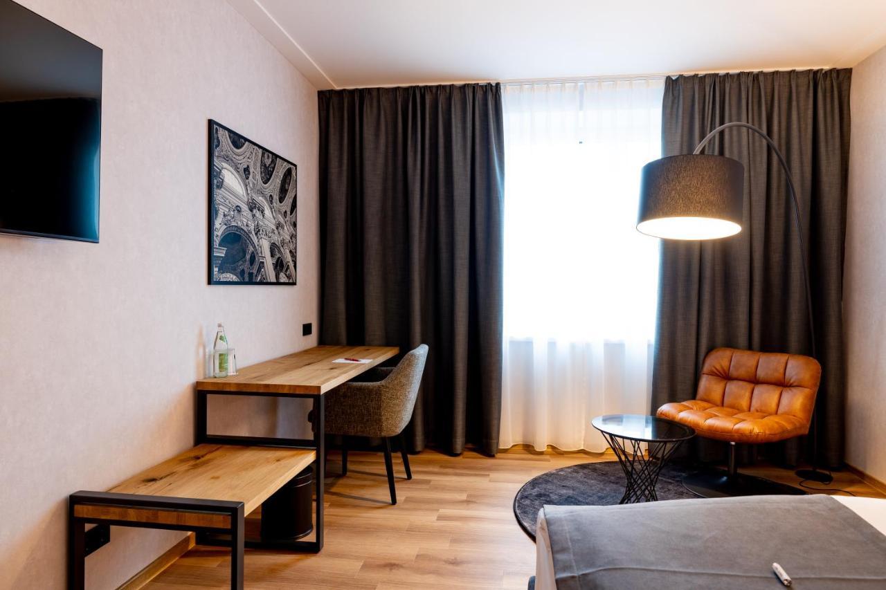 Zimmer mit Kingsize-Bett