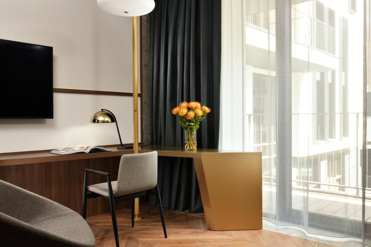Club Doppelzimmer mit Zustellbett und Stadtblick