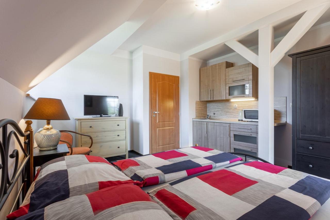 Zimmer mit Kingsize-Bett und Balkon