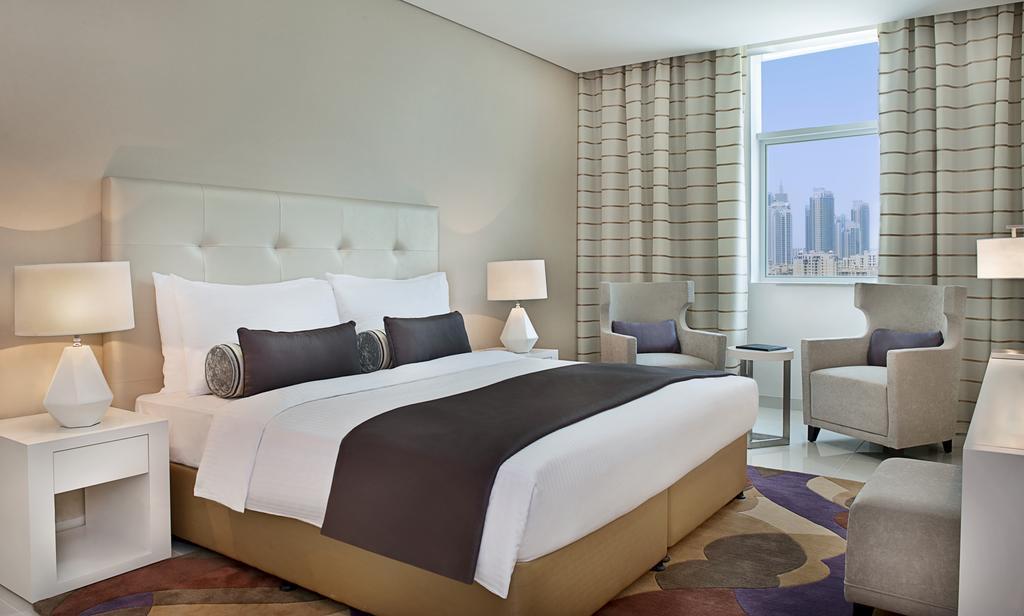 Suite mit 3 Schlafzimmern und Küchenzeile - Blick auf die Skyline der Stadt