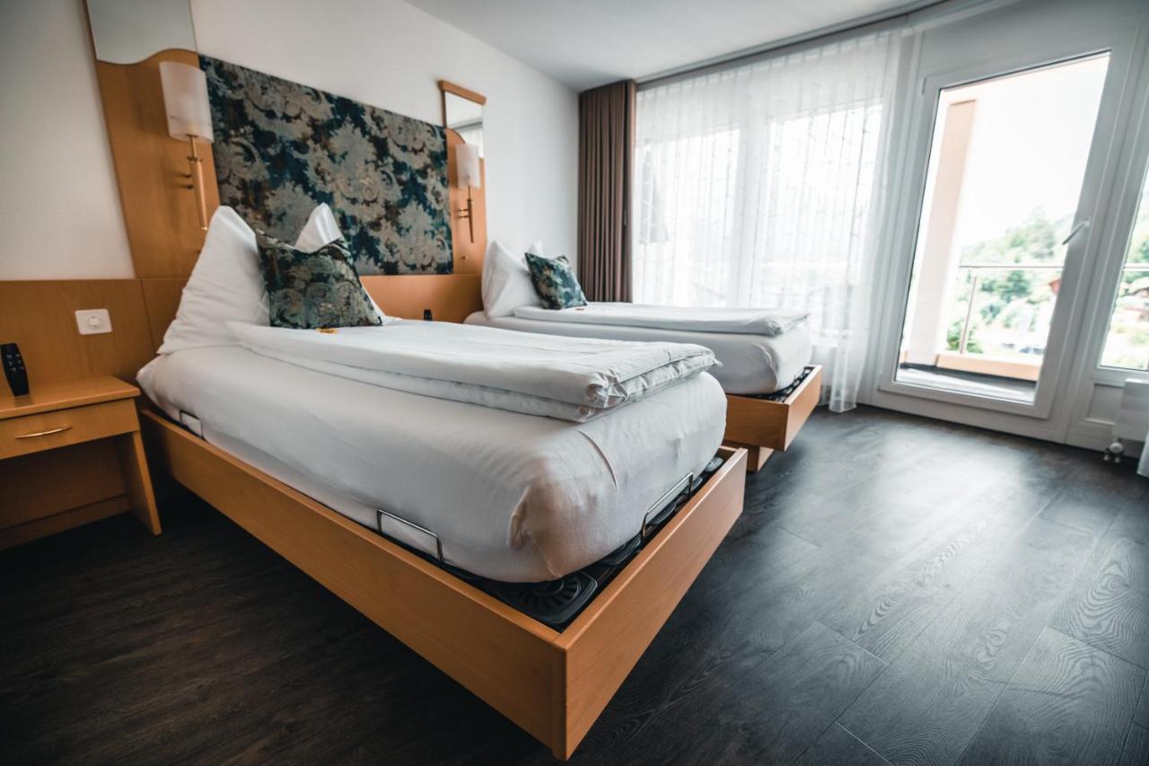 Doppel-/Zweibettzimmer mit Balkon