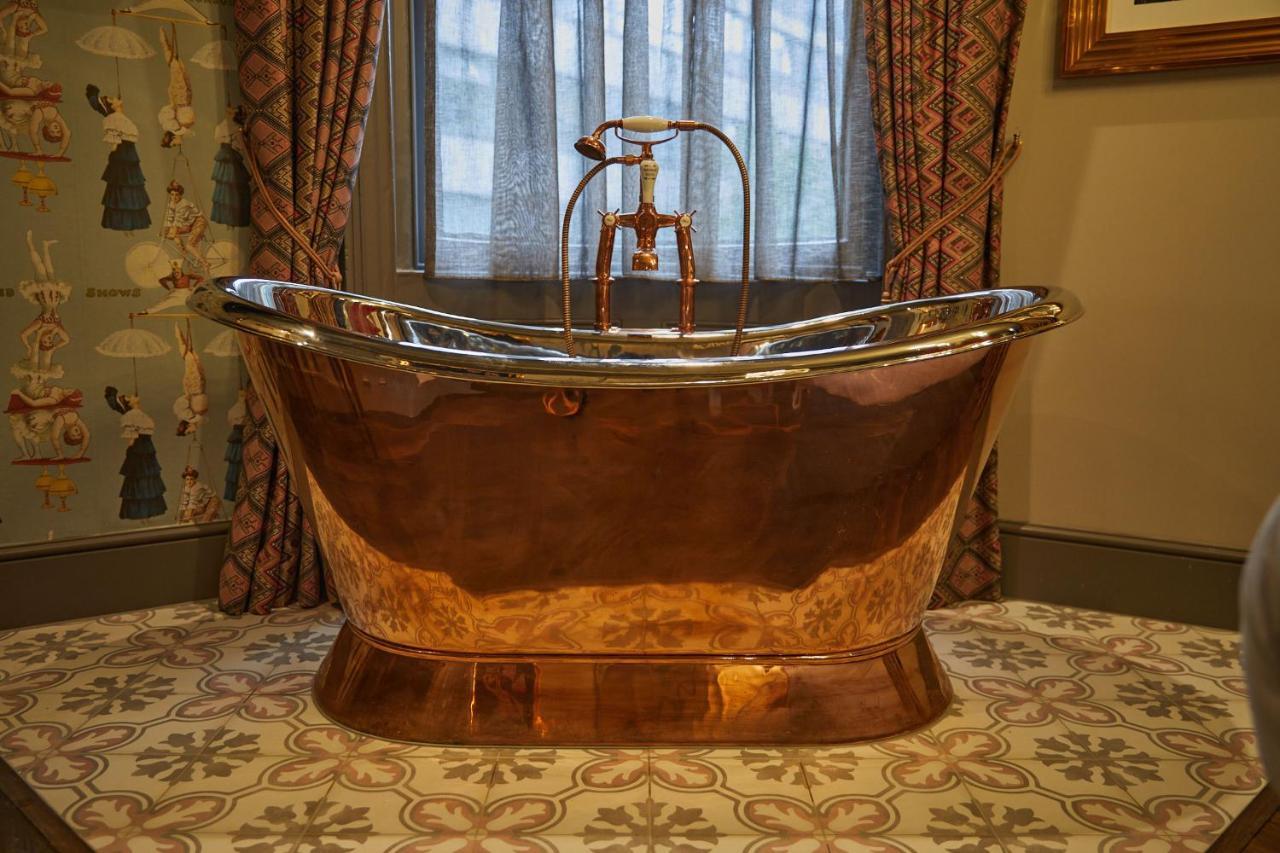Zimmer mit Kingsize-Bett – Copper Bath