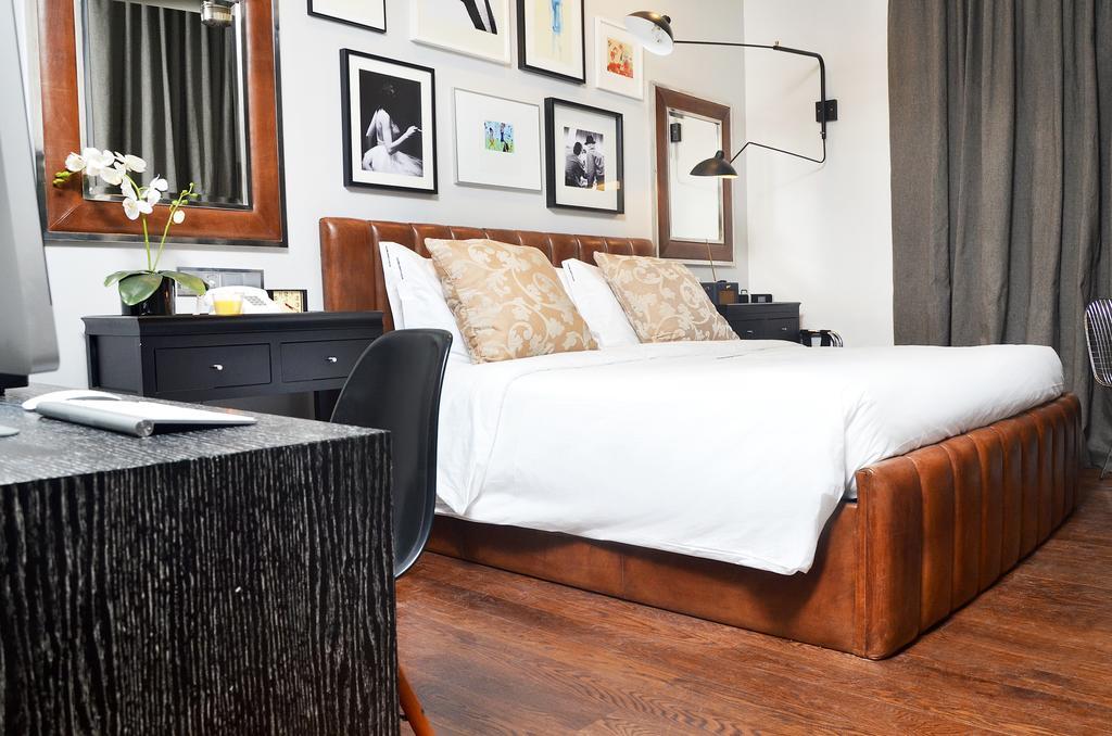 Kleines Zimmer mit Straßenblick