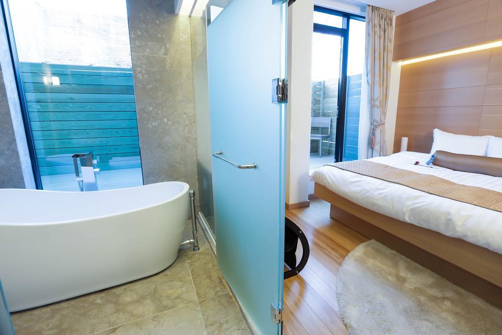 Zimmer mit Kingsize-Bett und Whirlpool