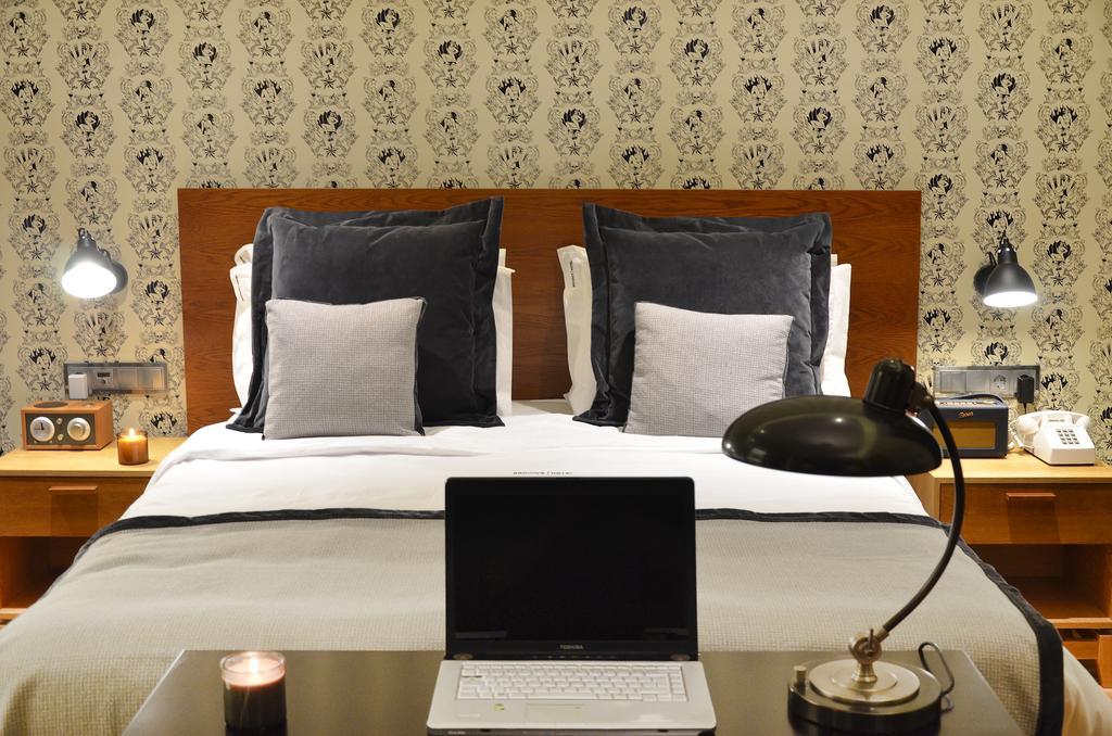 Kleines Doppelzimmer mit Blick auf die Straße.