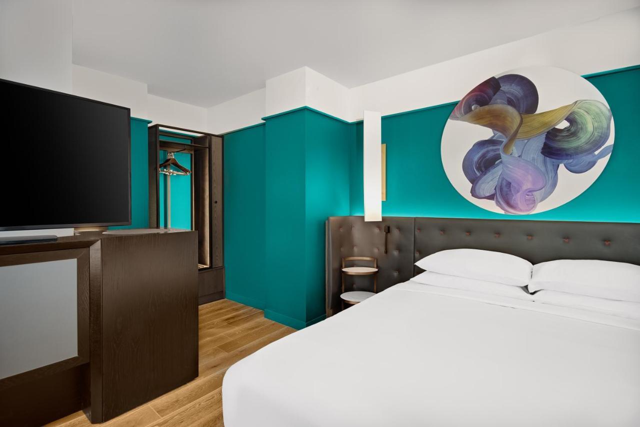 Zimmer mit Kingsize-Bett und Stadtblick