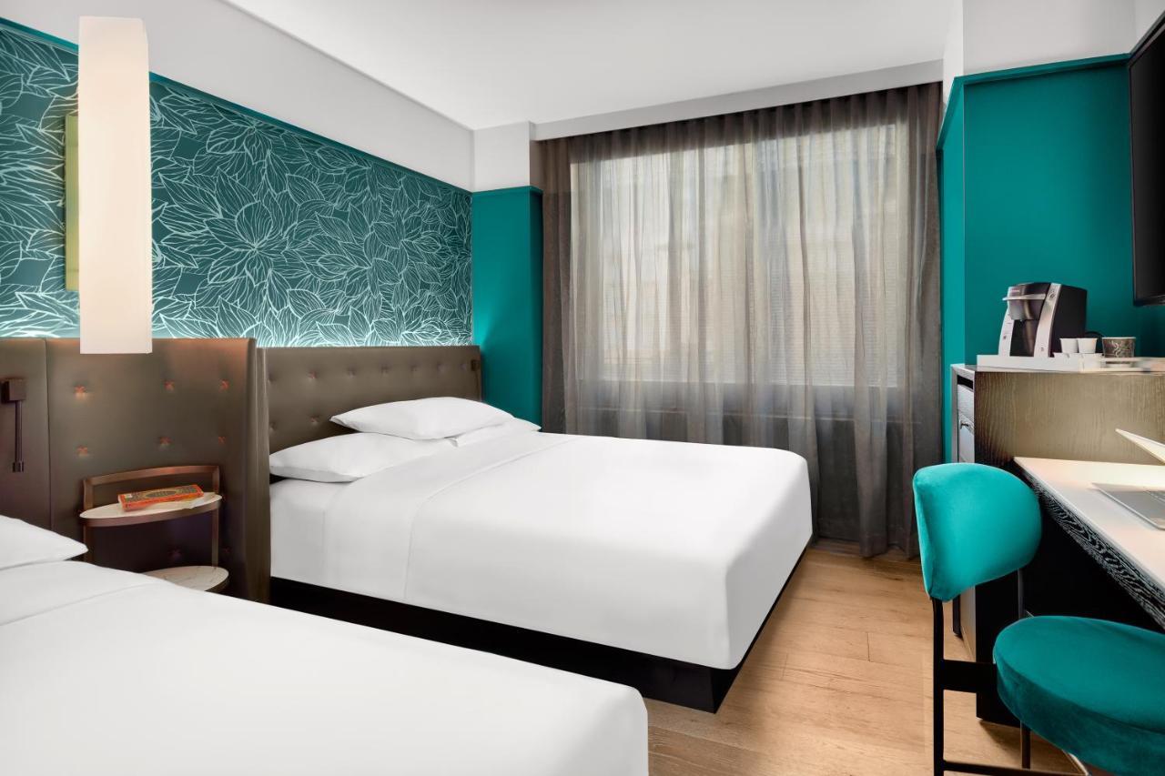 Zimmer mit 2 Queensize-Betten und Stadtblick