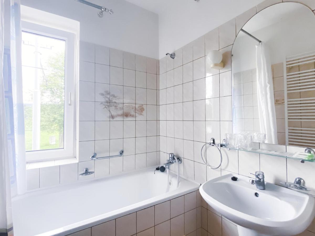 Dreibettzimmer mit Badewanne