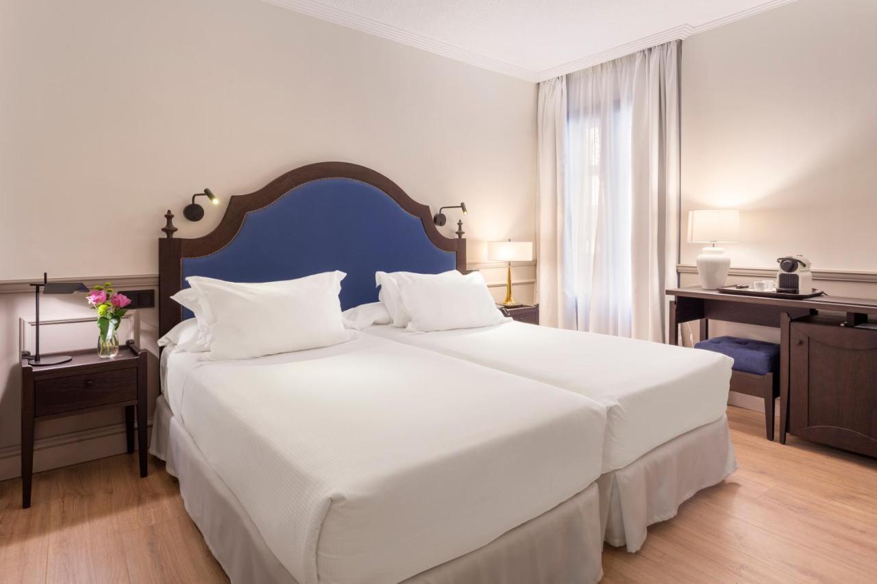 Zweibettzimmer mit Blick auf den Innenhof