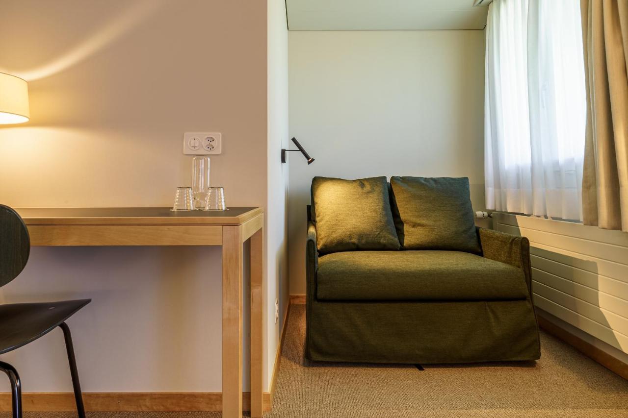 Zimmer mit Queensize-Bett und Balkon