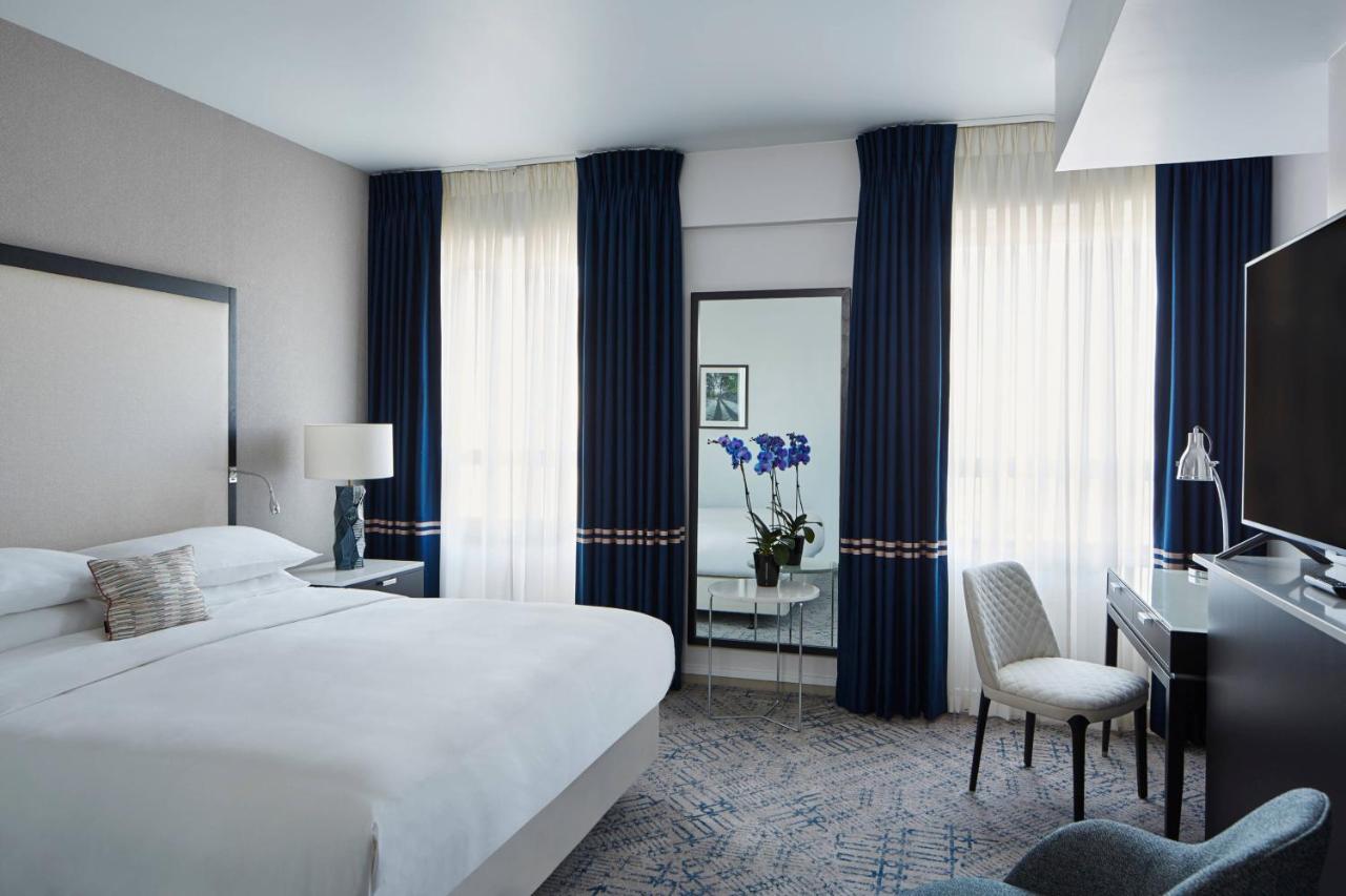 Superior Guest Room with One King Bed and Grosvenor Square View