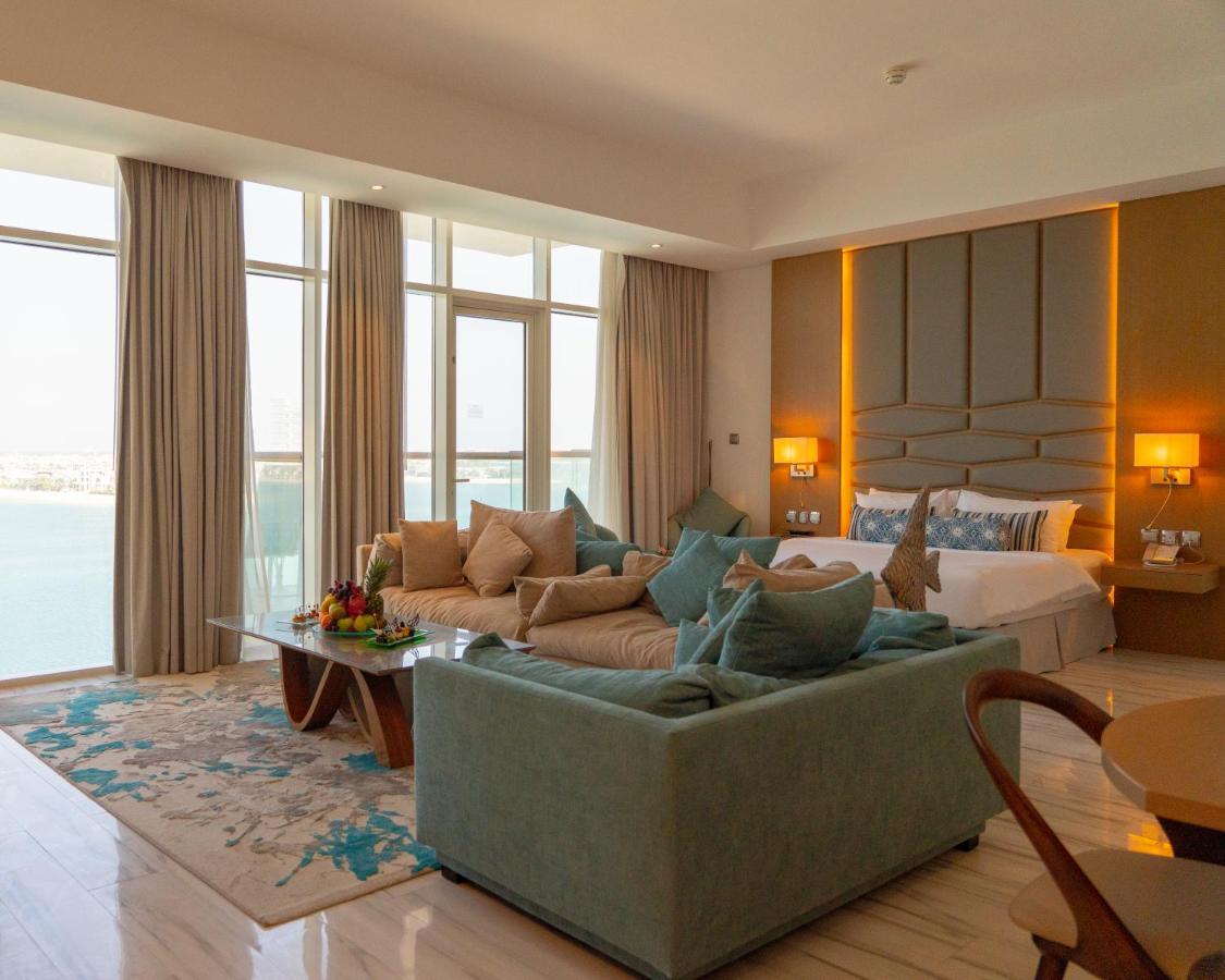 Zimmer mit Kingsize-Bett und Balkon
