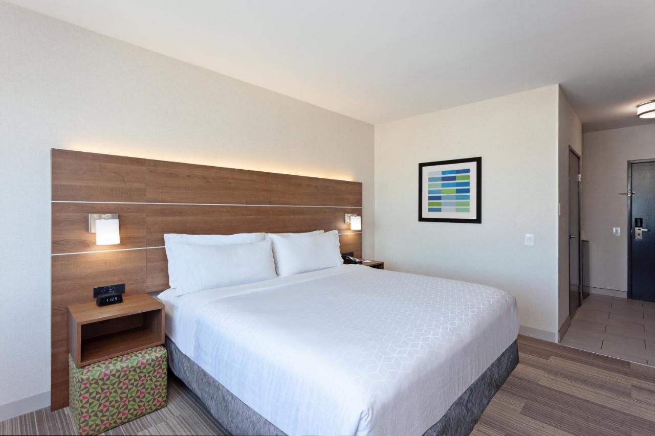 Standard Zimmer mit Kingsize-Bett und barrierefreier Badewanne
