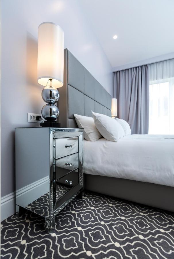 Luxus Zimmer mit Kingsize-Bett und Balkon