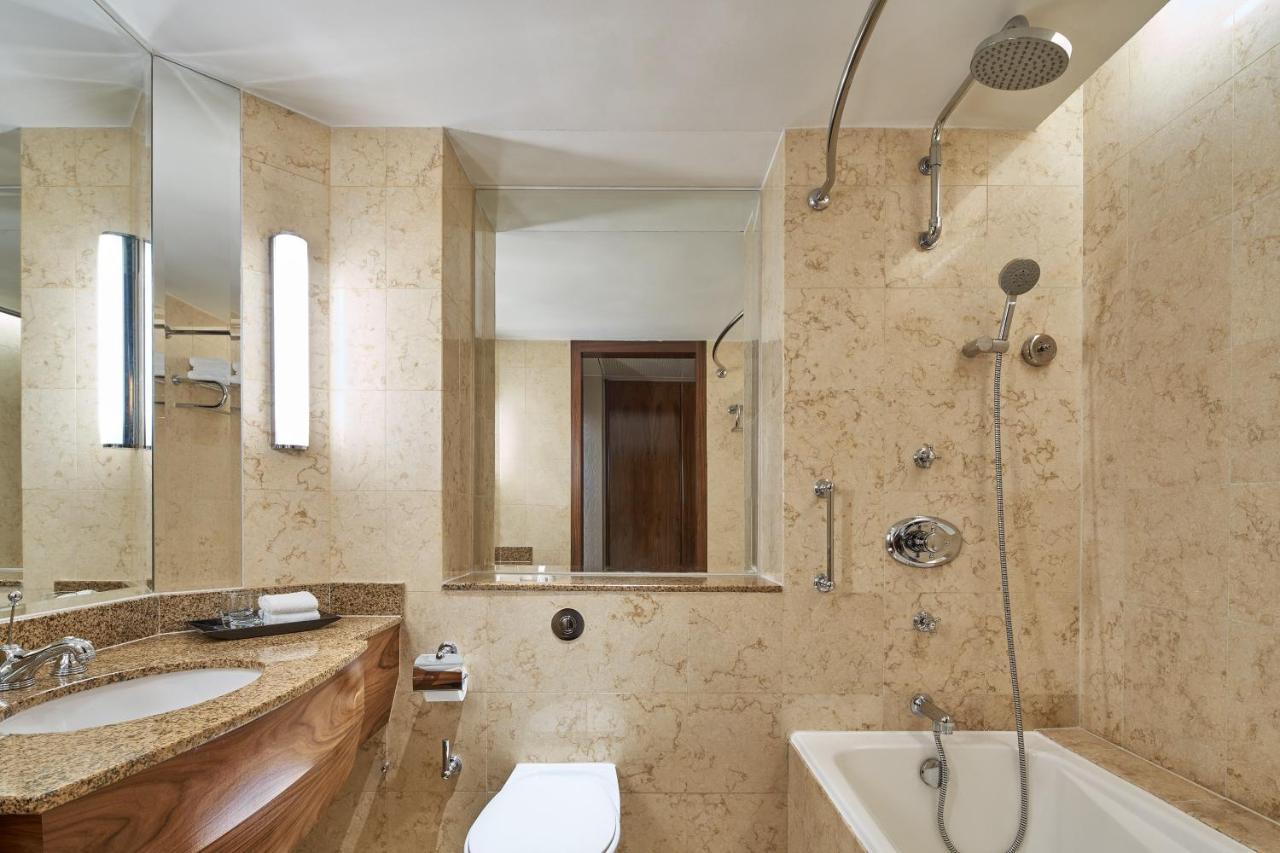 Zimmer mit Kingsize-Bett, Terrasse und Zugang zur Executive Lounge