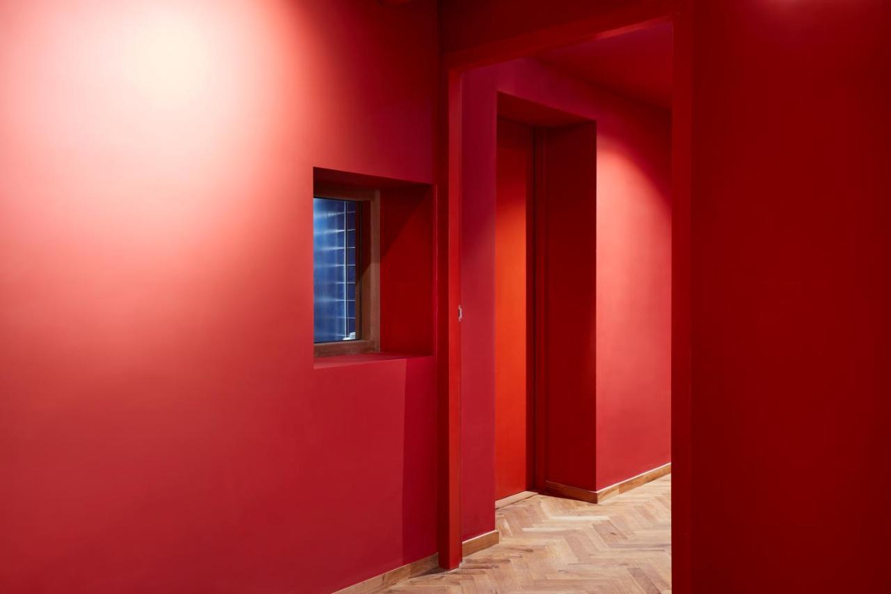 Kleines Zimmer Red Canvas