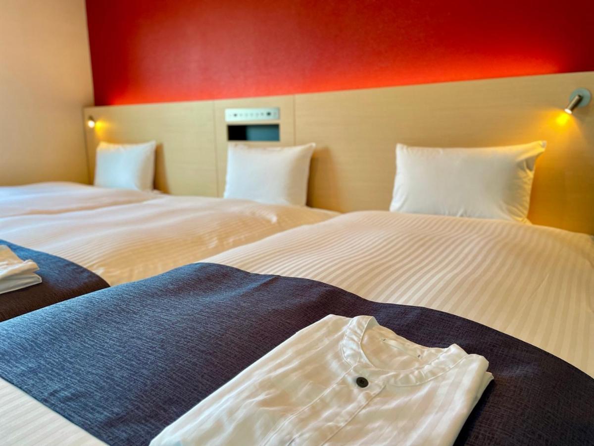 Dreibettzimmer mit Stadtblick