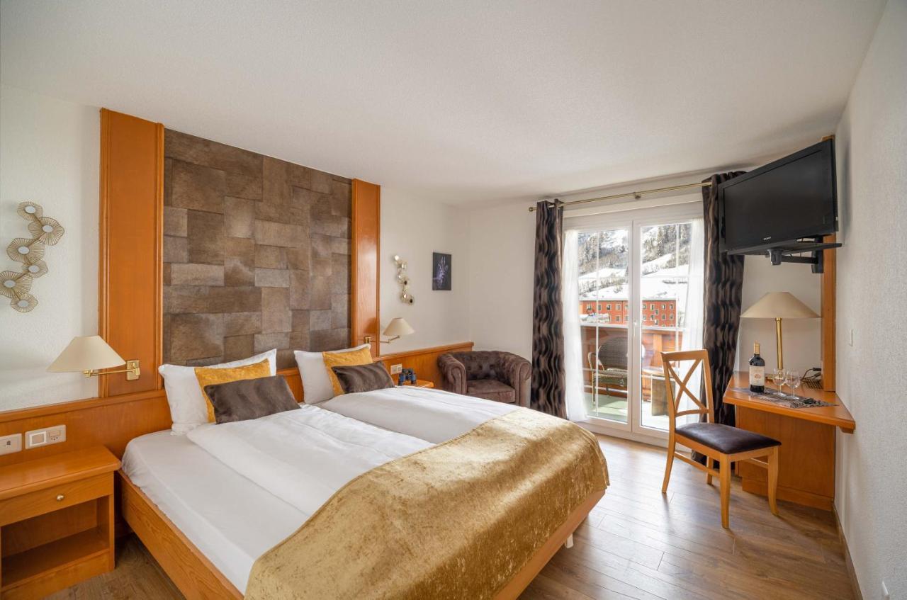 Zimmer mit Queensize-Bett und Balkon