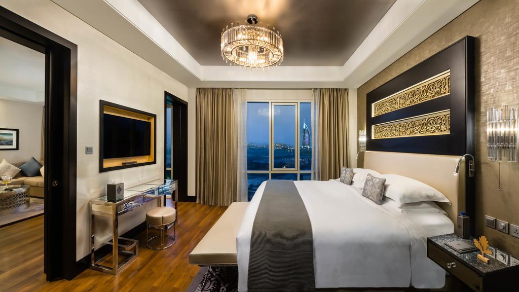 Executive Grand Deluxe Zimmer – Zugang zum Snow Park in Ski Dubai für 2 Personen, für Aufenthalte bis zum 30. September 2026, Lounge-Zugang inklusive Nachmittagstee, abendlicher Cocktailstunde, alkoholfreien Getränken und Canapés