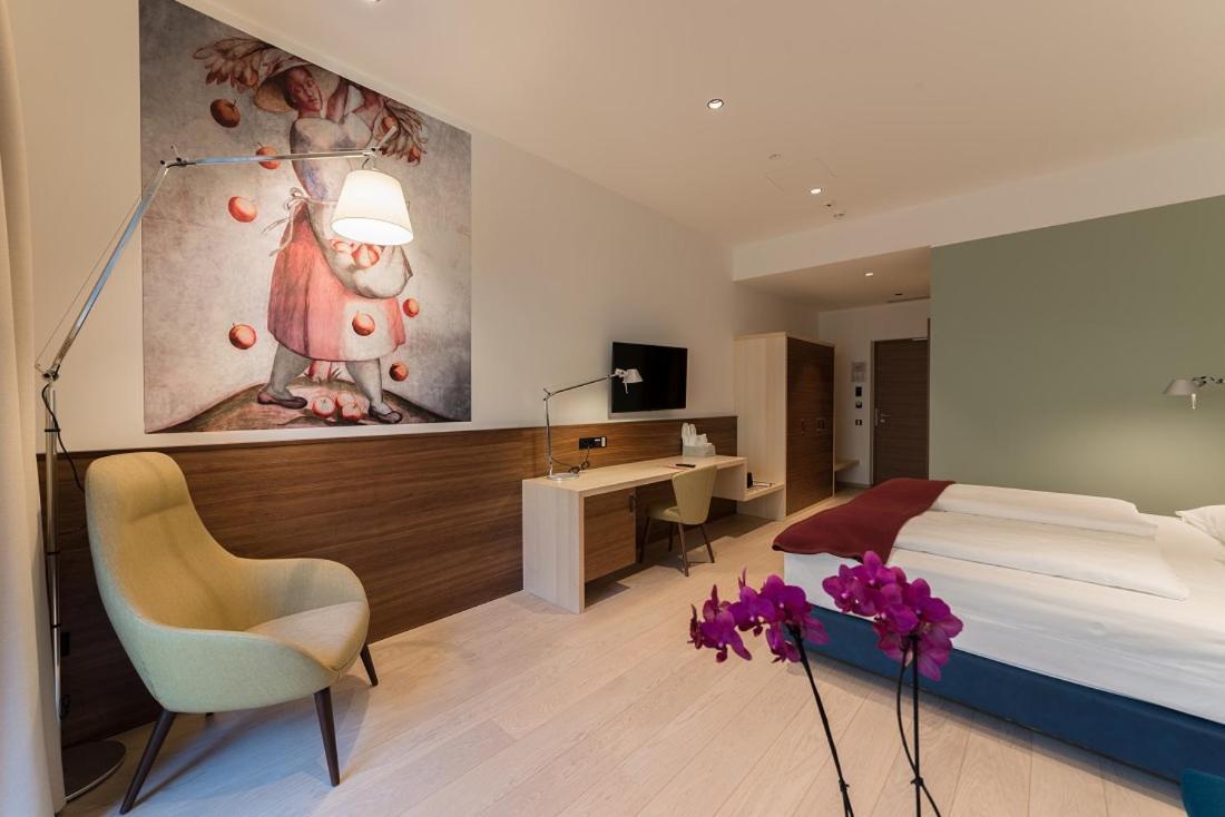 Deluxe Zimmer mit Kingsize-Bett und Gartenblick