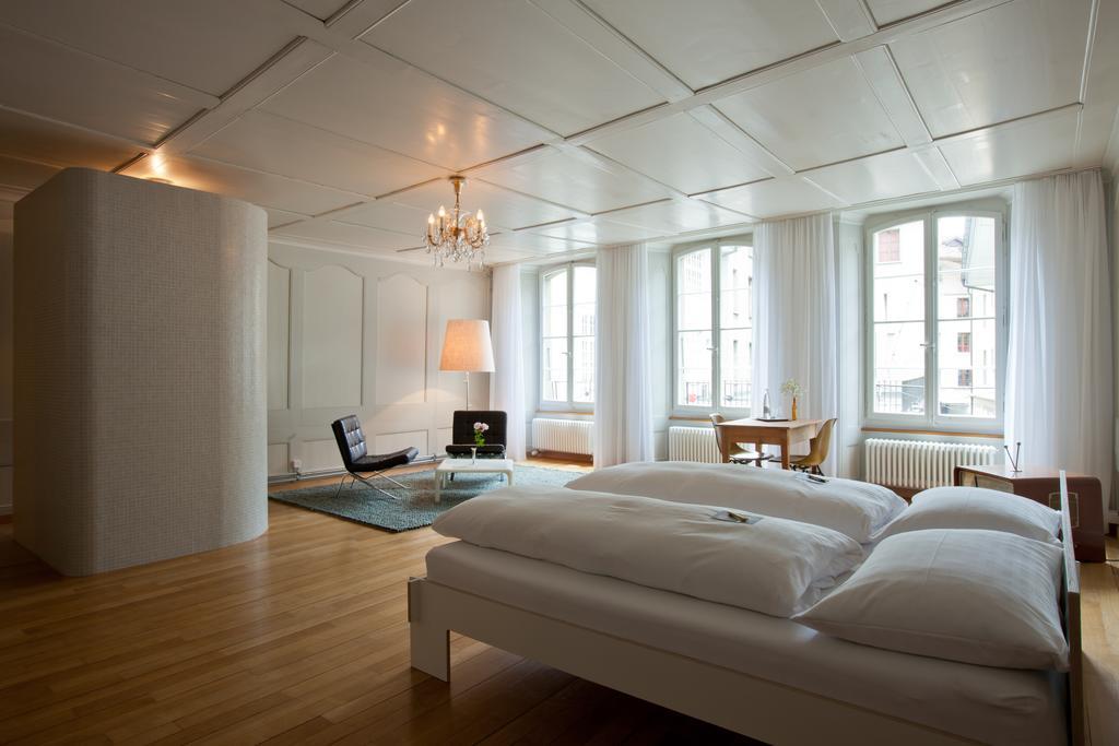 Doppelzimmer mit Kingsize-Bett und eigenem Bad