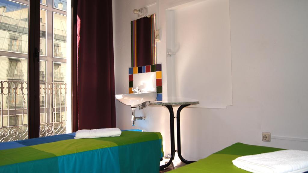 Zweibettzimmer mit Balkon und Gemeinschaftsbad