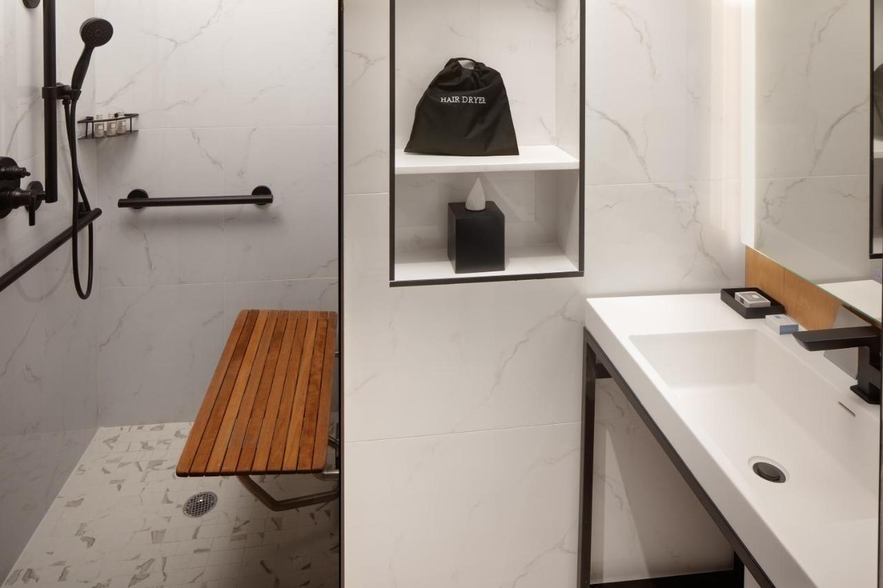 Zimmer mit Queensize-Bett und barrierefreier Dusche
