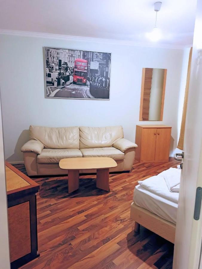 Doppel-/Zweibettzimmer mit Gemeinschaftsbad
